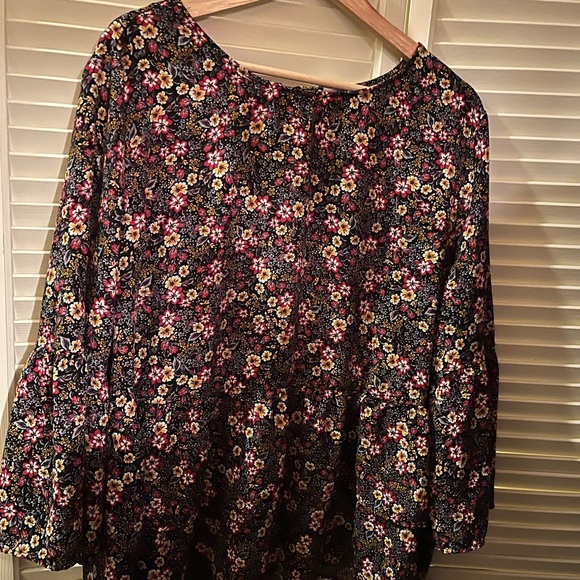 Time and Tru Black Floral Top - Picture 1 of 2